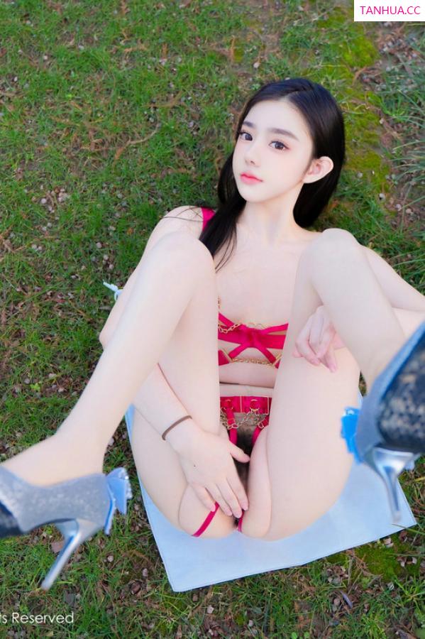   [XiuRen]高清写真图 2024.05.06 No.8489 龙雪儿 丝袜美腿第2张图片